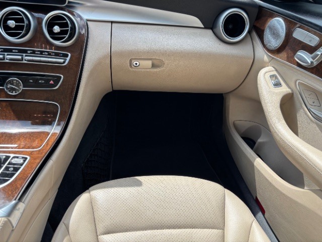 Mercedes-Benz C-Class Vehicle Full-screen Gallery Image 09