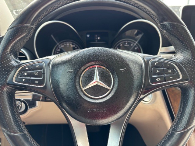 Mercedes-Benz C-Class Vehicle Full-screen Gallery Image 10