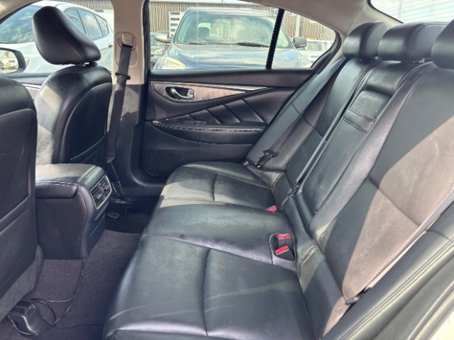 INFINITI Q50 Vehicle Full-screen Gallery Image 06