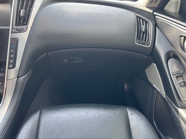 INFINITI Q50 Vehicle Full-screen Gallery Image 09