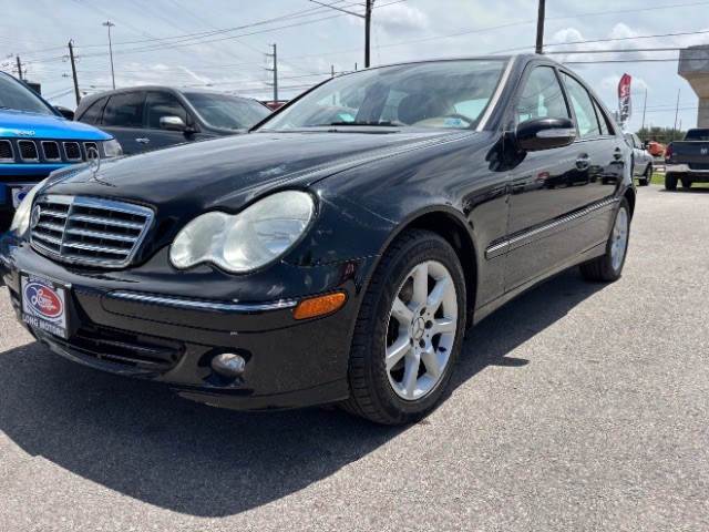Mercedes-Benz C-Class Vehicle Full-screen Gallery Image 03