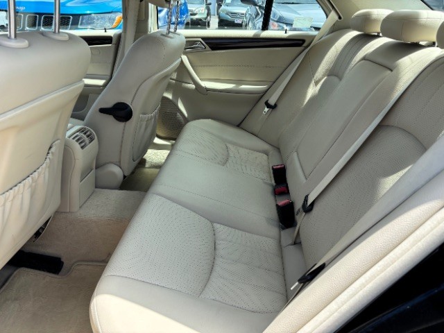 Mercedes-Benz C-Class Vehicle Full-screen Gallery Image 06