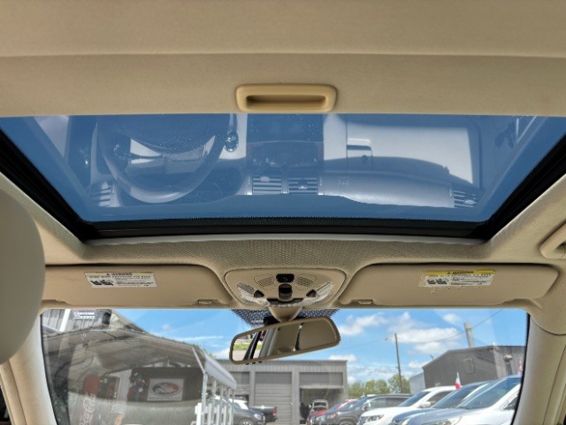 Mercedes-Benz C-Class Vehicle Full-screen Gallery Image 07