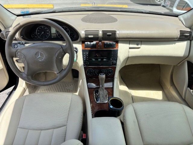 Mercedes-Benz C-Class Vehicle Full-screen Gallery Image 08