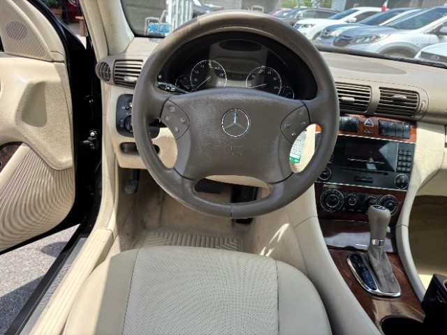 Mercedes-Benz C-Class Vehicle Full-screen Gallery Image 09