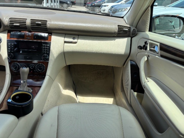 Mercedes-Benz C-Class Vehicle Full-screen Gallery Image 10