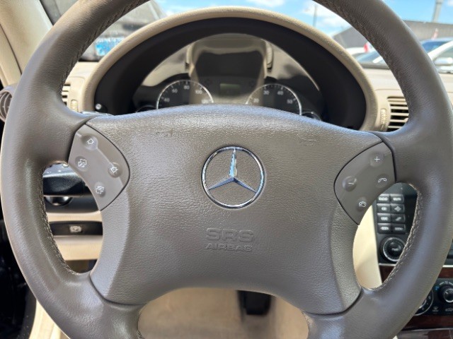 Mercedes-Benz C-Class Vehicle Full-screen Gallery Image 11