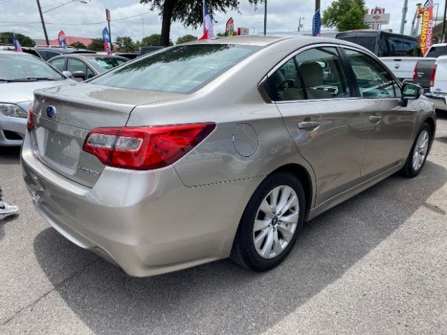 Subaru Legacy Vehicle Full-screen Gallery Image 04