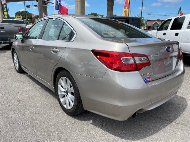 Subaru Legacy Vehicle Full-screen Gallery Image 05