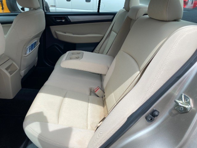 Subaru Legacy Vehicle Full-screen Gallery Image 07