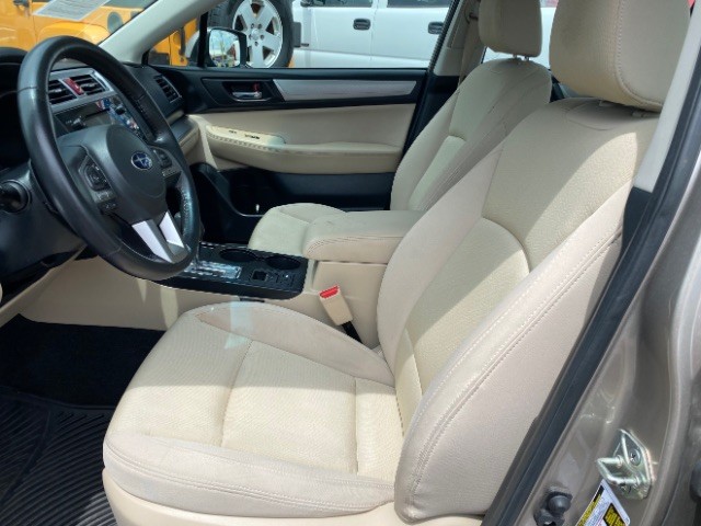 Subaru Legacy Vehicle Full-screen Gallery Image 08