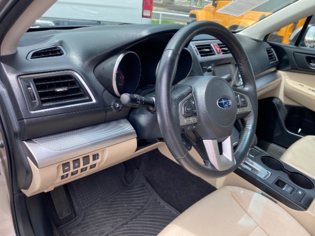 Subaru Legacy Vehicle Full-screen Gallery Image 09
