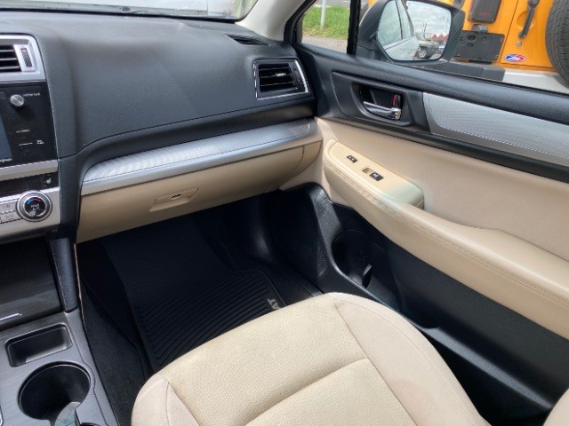 Subaru Legacy Vehicle Full-screen Gallery Image 10