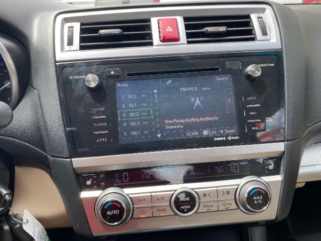 Subaru Legacy Vehicle Full-screen Gallery Image 12