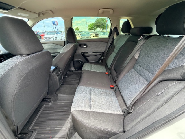 Nissan Rogue Vehicle Full-screen Gallery Image 11