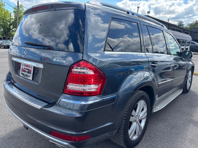 Mercedes-Benz GL-Class Vehicle Full-screen Gallery Image 05