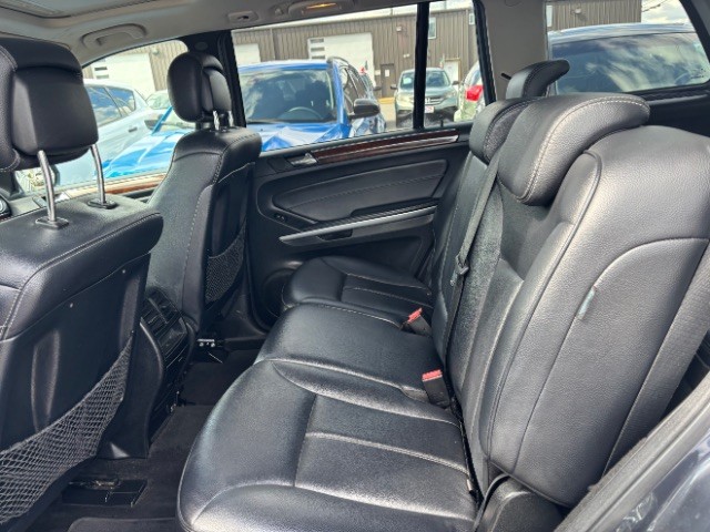 Mercedes-Benz GL-Class Vehicle Full-screen Gallery Image 06