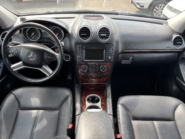 Mercedes-Benz GL-Class Vehicle Full-screen Gallery Image 08
