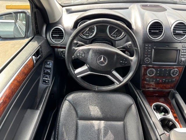 Mercedes-Benz GL-Class Vehicle Full-screen Gallery Image 09