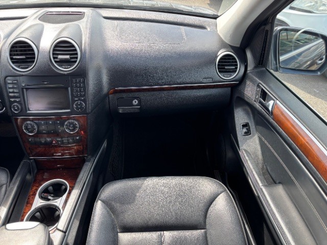 Mercedes-Benz GL-Class Vehicle Full-screen Gallery Image 10