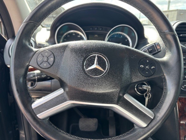 Mercedes-Benz GL-Class Vehicle Full-screen Gallery Image 12