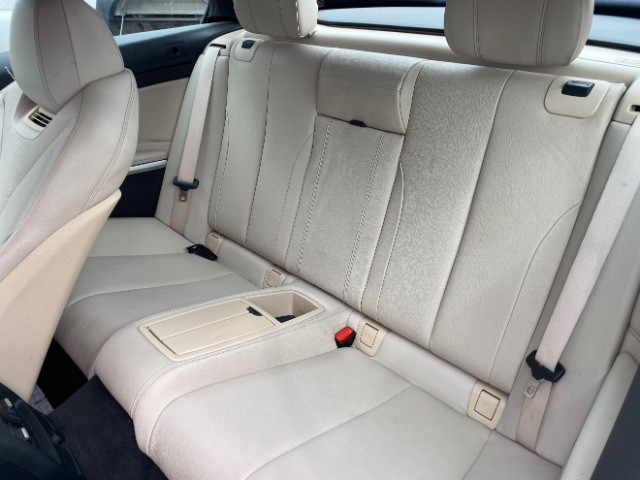 BMW 4 Series Vehicle Full-screen Gallery Image 09