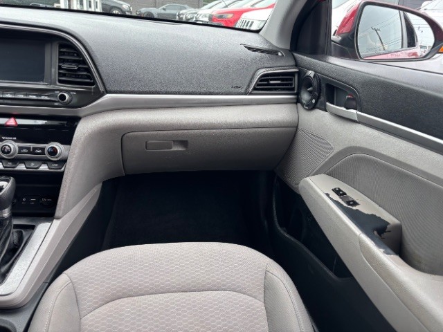 Hyundai Elantra Vehicle Full-screen Gallery Image 09