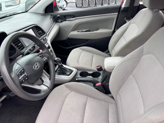 Hyundai Elantra Vehicle Full-screen Gallery Image 10