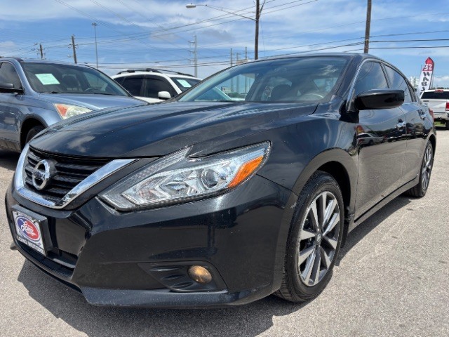 Nissan Altima Vehicle Full-screen Gallery Image 03