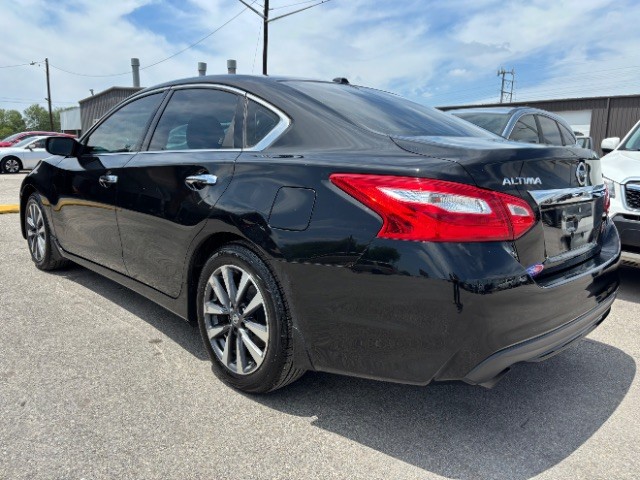Nissan Altima Vehicle Full-screen Gallery Image 04