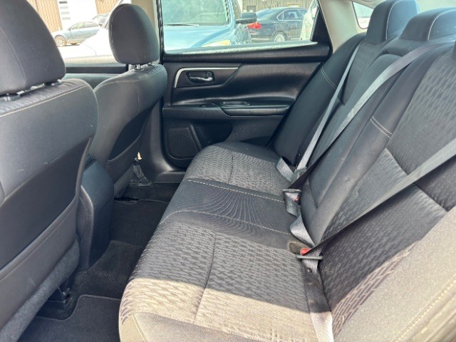 Nissan Altima Vehicle Full-screen Gallery Image 06