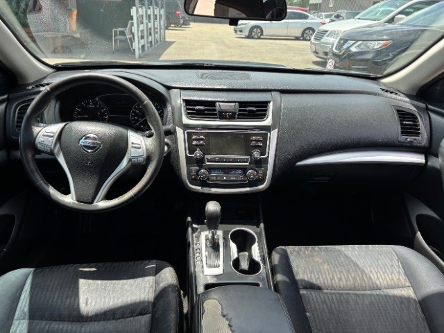 Nissan Altima Vehicle Full-screen Gallery Image 07