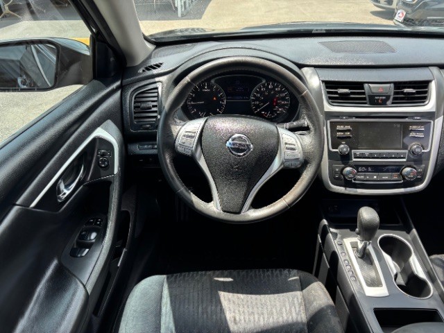 Nissan Altima Vehicle Full-screen Gallery Image 08