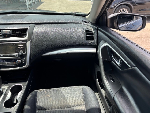 Nissan Altima Vehicle Full-screen Gallery Image 09
