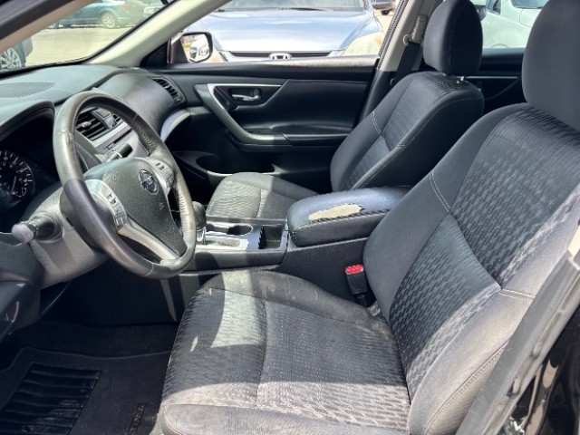 Nissan Altima Vehicle Full-screen Gallery Image 10