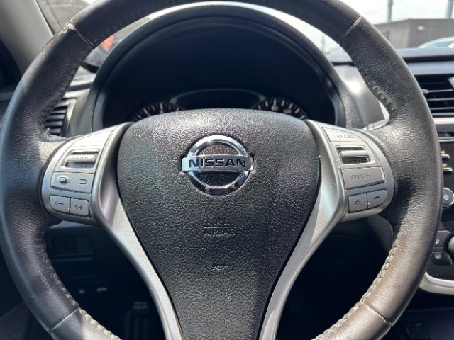 Nissan Altima Vehicle Full-screen Gallery Image 12