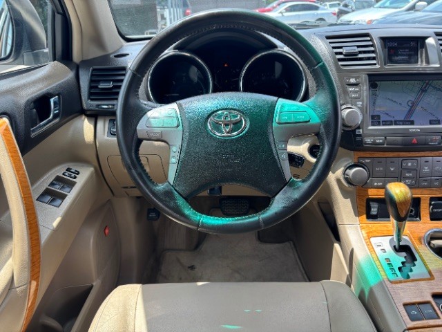 Toyota Highlander Hybrid Vehicle Full-screen Gallery Image 10