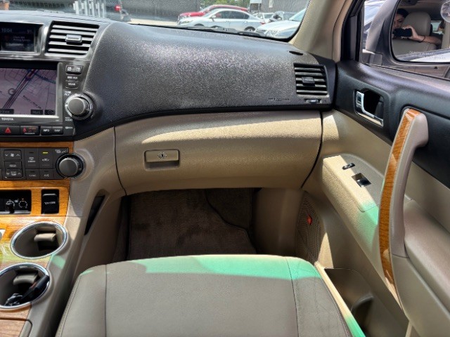 Toyota Highlander Hybrid Vehicle Full-screen Gallery Image 11