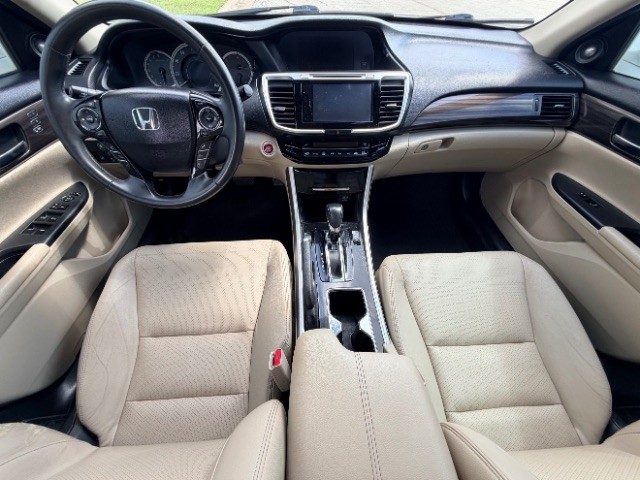 Honda Accord Sedan Vehicle Full-screen Gallery Image 06