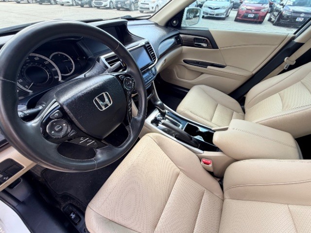 Honda Accord Sedan Vehicle Full-screen Gallery Image 09