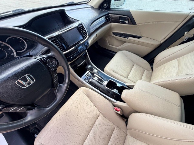 Honda Accord Sedan Vehicle Full-screen Gallery Image 10