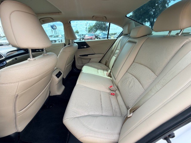 Honda Accord Sedan Vehicle Full-screen Gallery Image 11