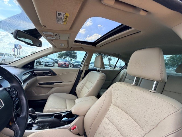 Honda Accord Sedan Vehicle Full-screen Gallery Image 12