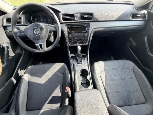 Volkswagen Passat Vehicle Full-screen Gallery Image 06