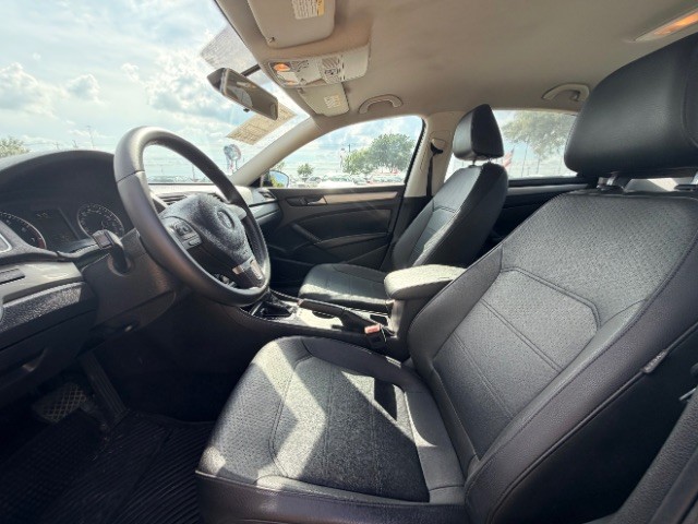 Volkswagen Passat Vehicle Full-screen Gallery Image 07