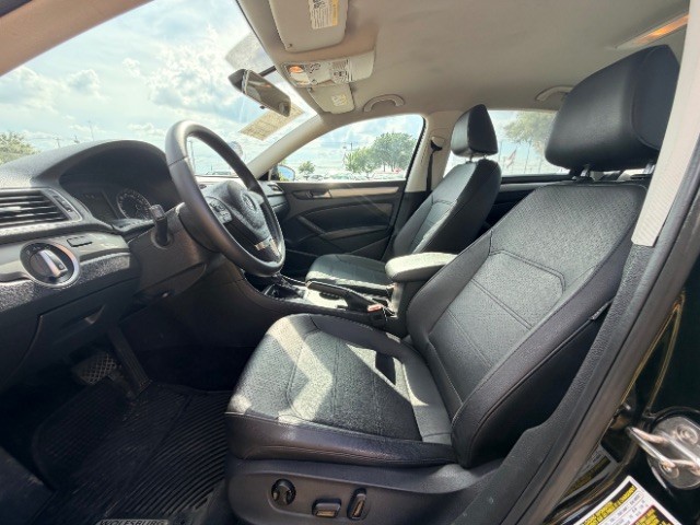 Volkswagen Passat Vehicle Full-screen Gallery Image 08