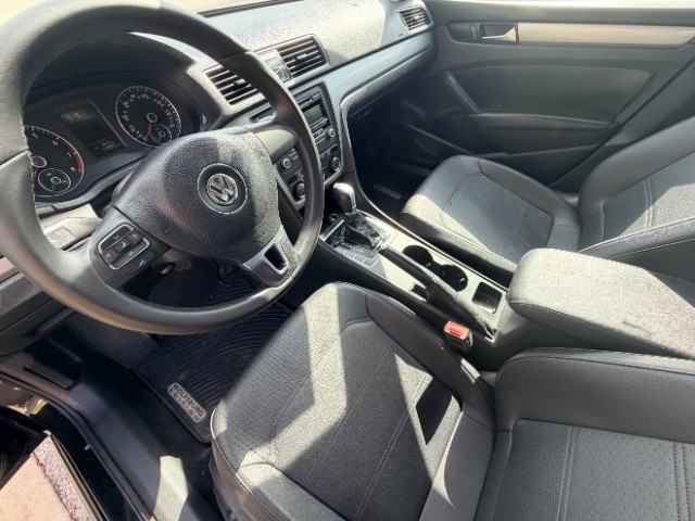 Volkswagen Passat Vehicle Full-screen Gallery Image 09