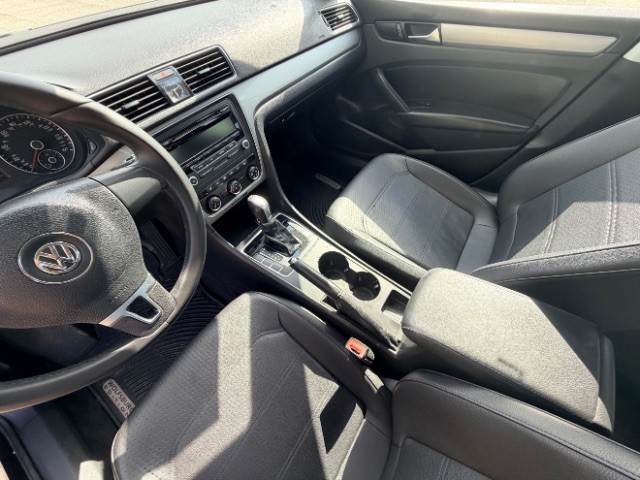 Volkswagen Passat Vehicle Full-screen Gallery Image 10
