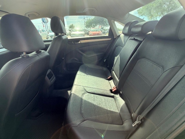 Volkswagen Passat Vehicle Full-screen Gallery Image 11