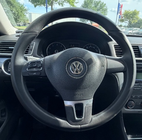 Volkswagen Passat Vehicle Full-screen Gallery Image 12